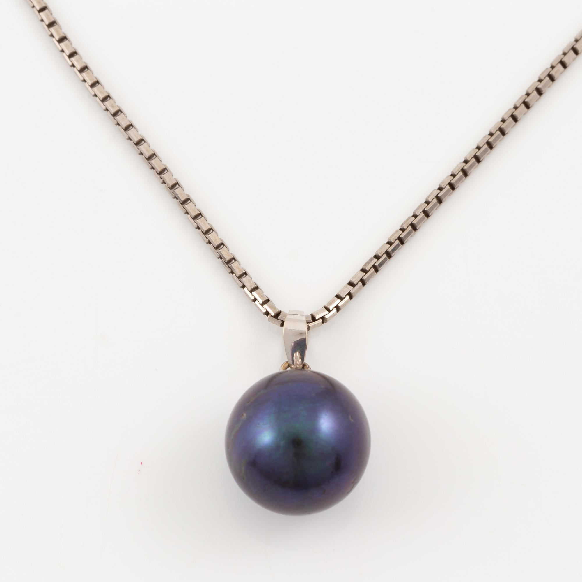 Necklace, 18K white gold with Tahitian pearl, chain silver.