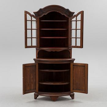 HÖRNSKÅP, gustaviansk stil, 1900-talets första hälft.