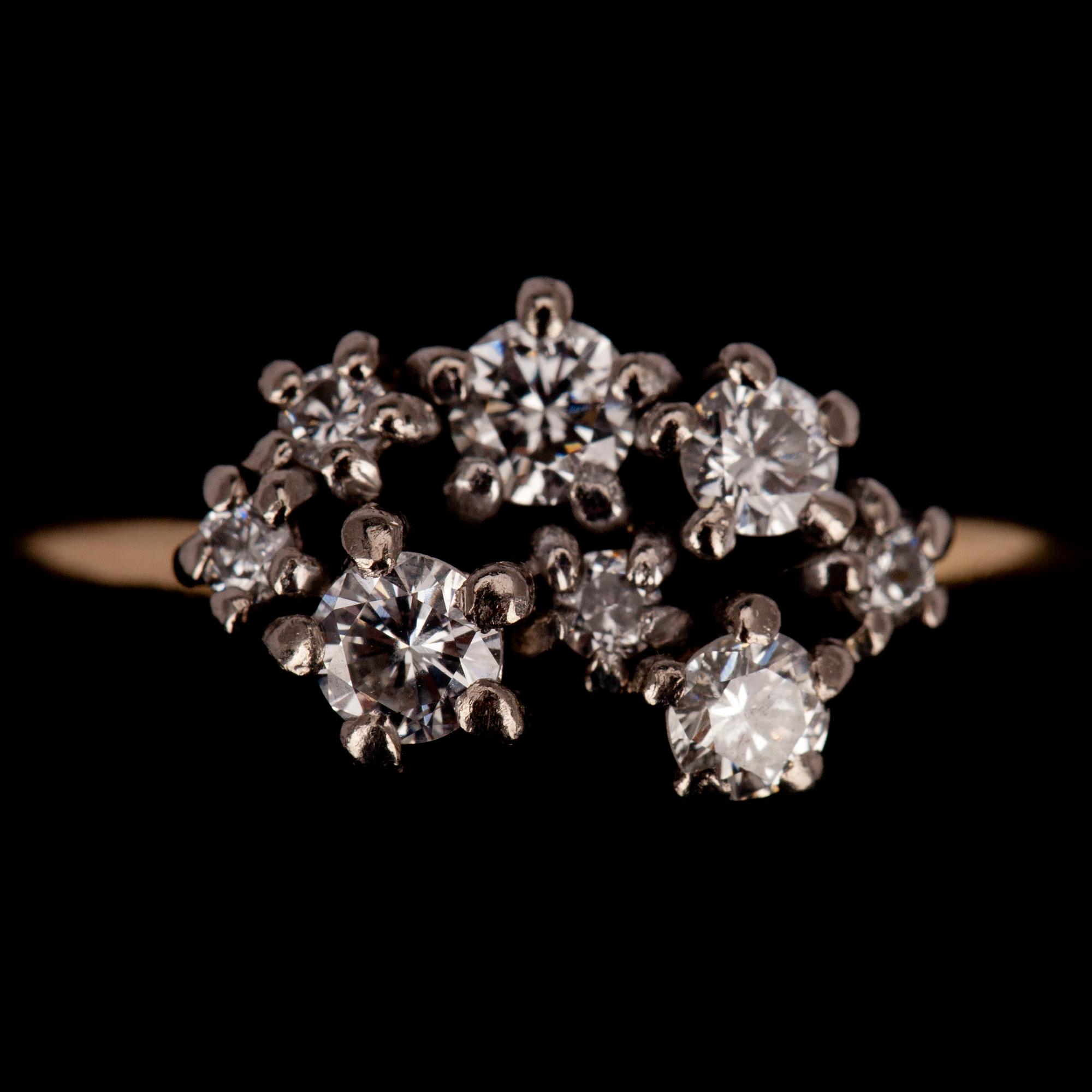 RING, Briljantslipade diamanter ca 0,40 ct. 18K guld. A. Tillander, Helsingfors 1970. Vikt 4.4 g.