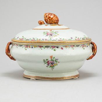 A famille rose tureen with cover, Qing dynasty, Qianlong (1736-95).