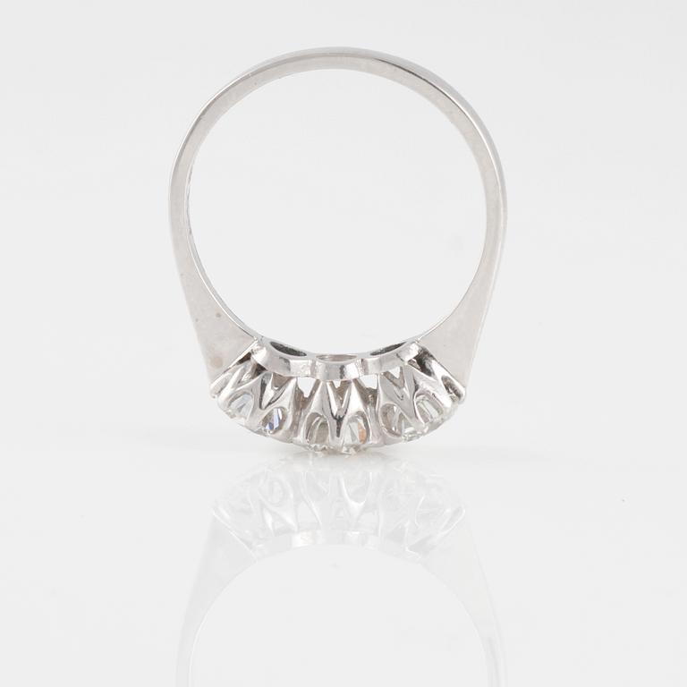 RING, med tre äldre briljantslipade diamanter.