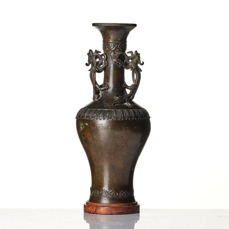 An elegant bronze vase, late Ming dynasty/early Qing dynasty with a Xuande mark.