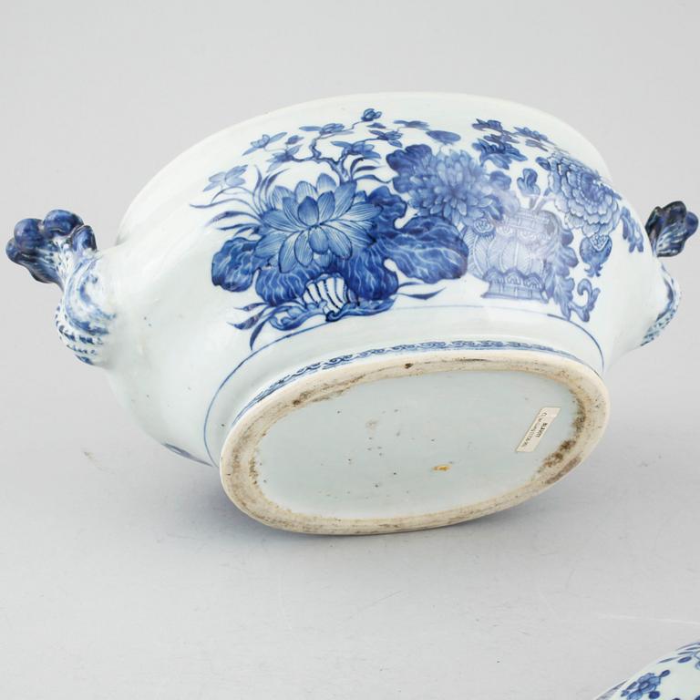 A blue and white tureen from Qing Dynasty, Qianlong period.