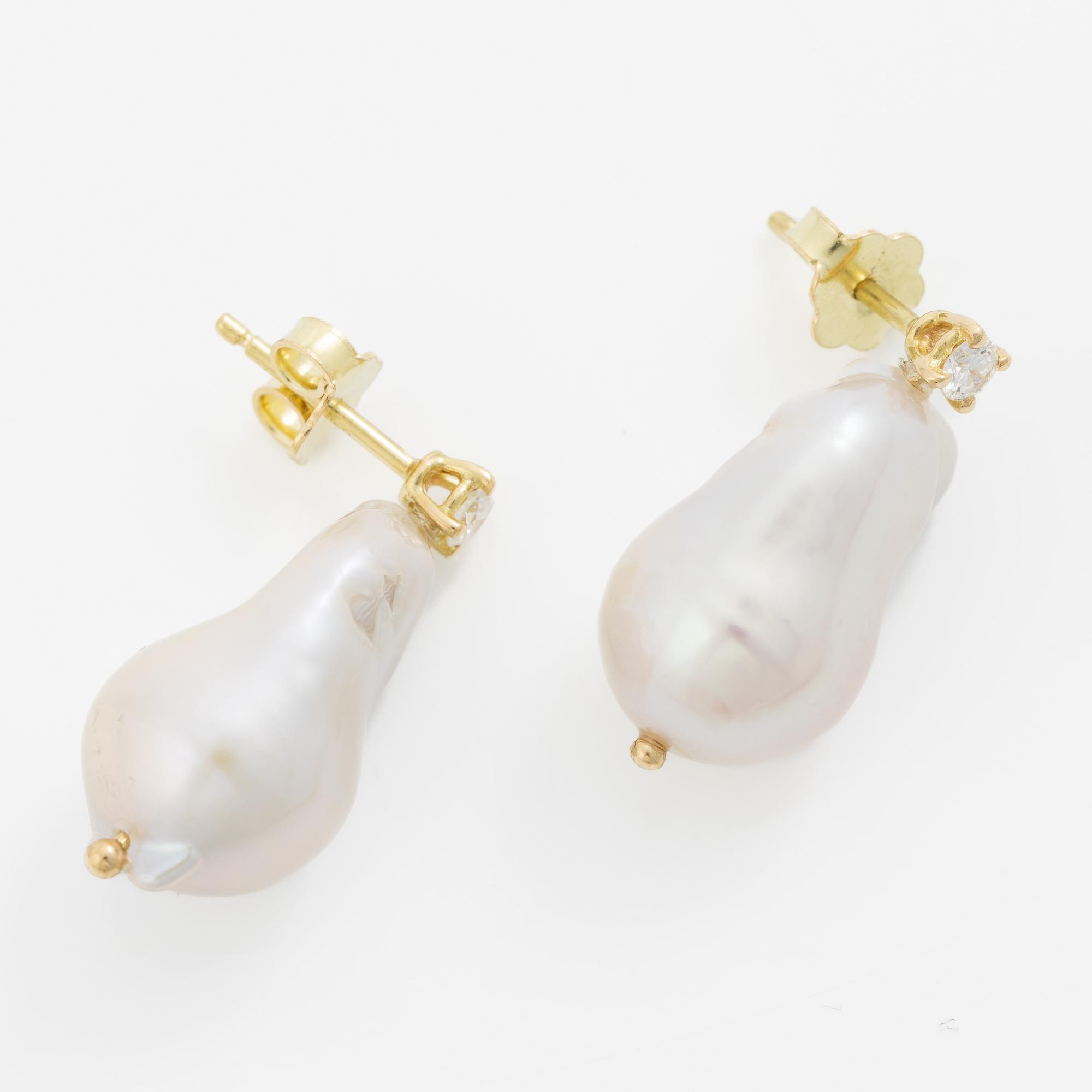 Earrings 18K yellow gold with cultured baroque-shaped freshwater pearls and brilliant-cut diamonds.