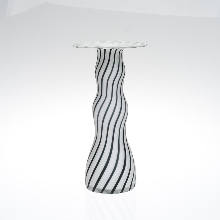 MARKKU SALO, A VASE. Donna. Signed Markku Salo Nuutajärvi Notsjö. 1992.