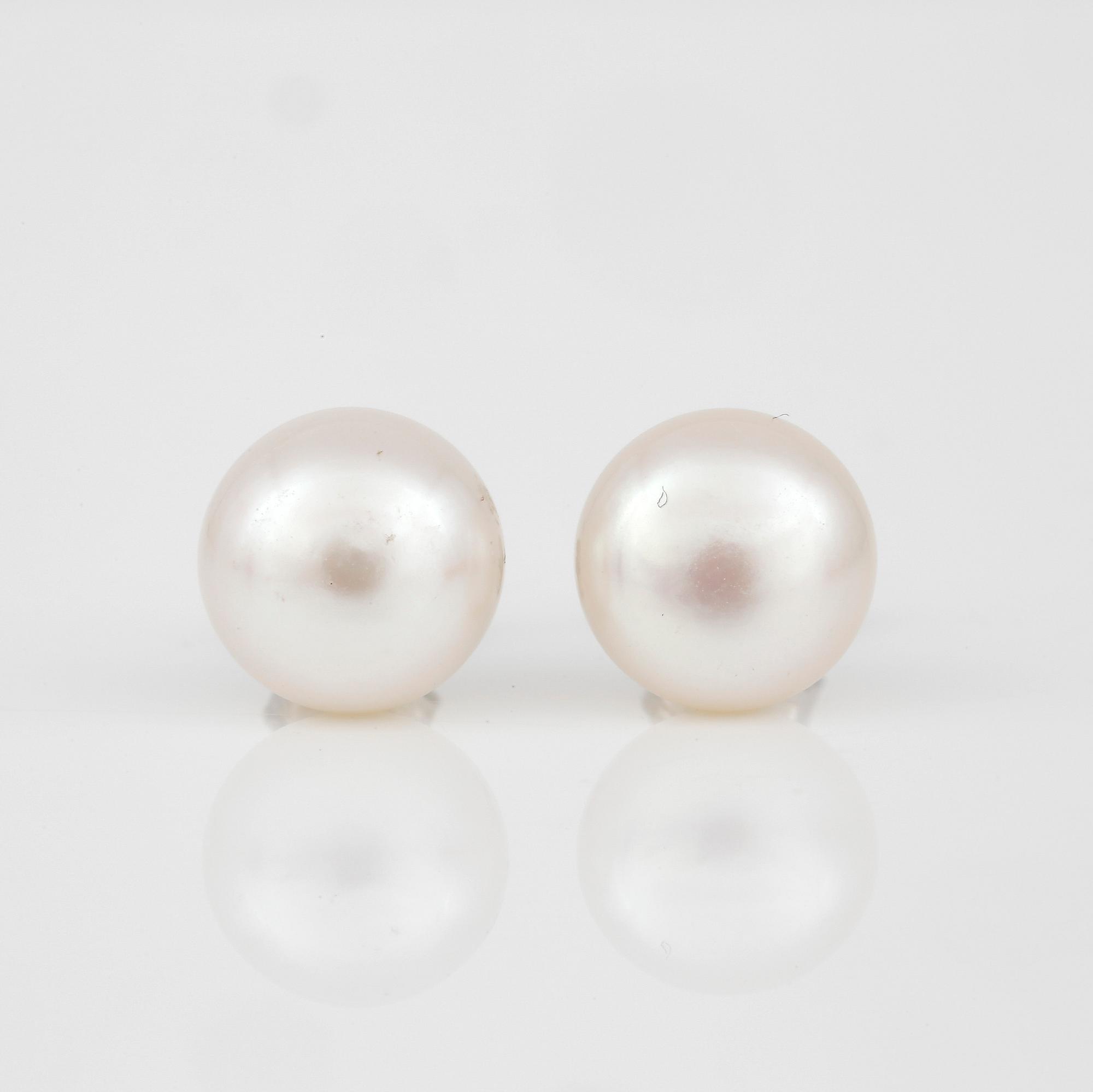 HALSBAND samt ÖRHÄNGEN, ett par, med odlade pärlor.