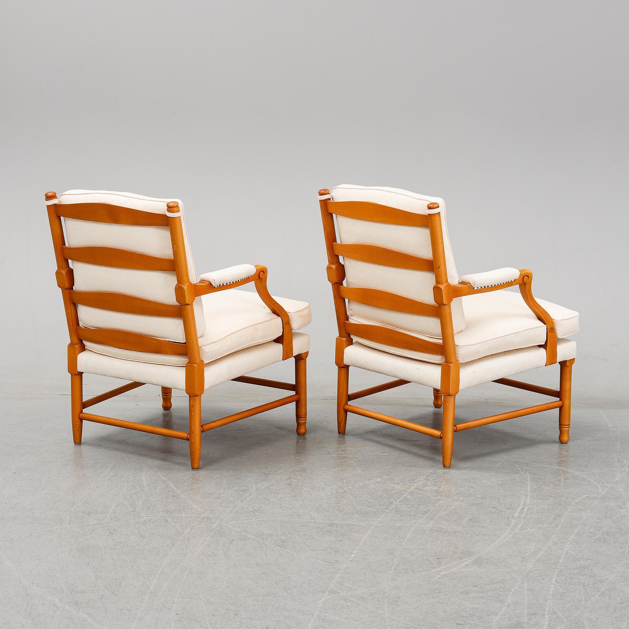 A pair of late 20th or early 21th century armchairs.