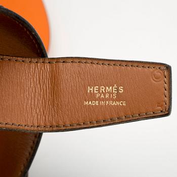 HERMÉS, a black patent leather and black leather belt.