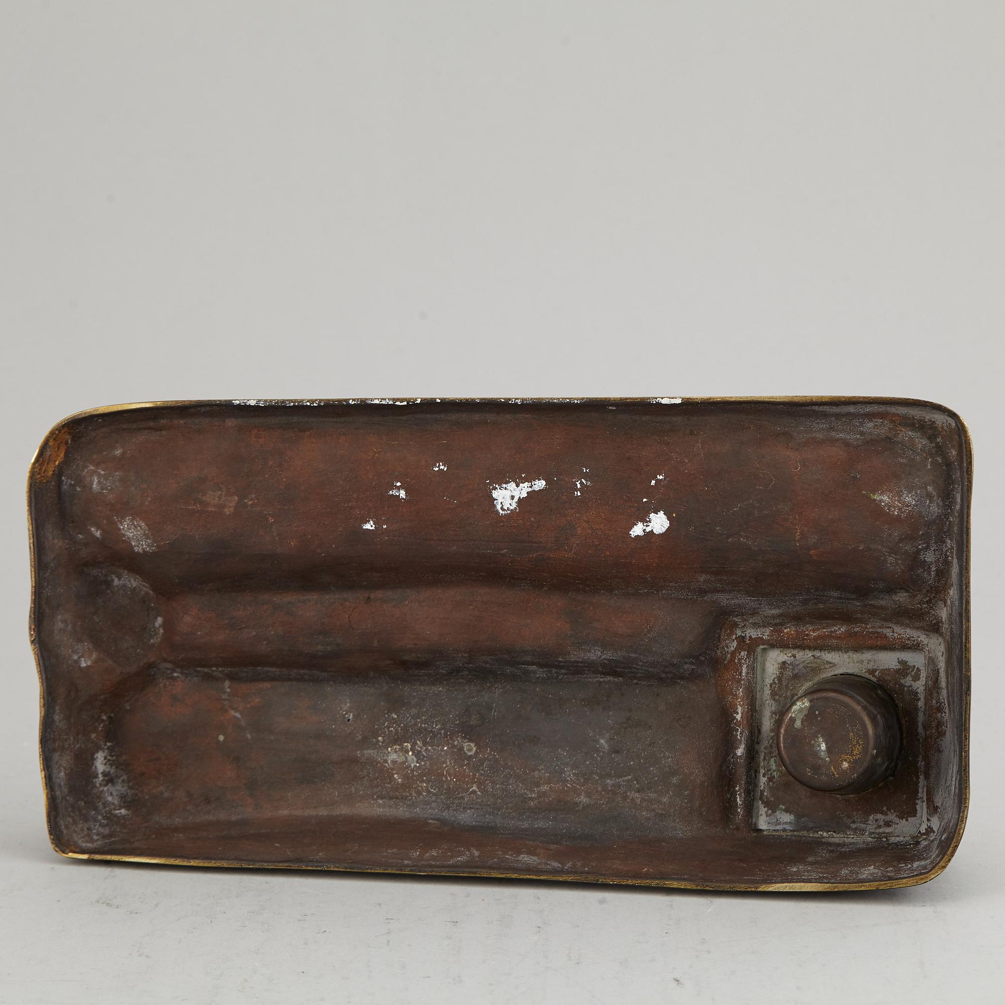 SKRIVBORDSUPPSATS, patinerad mässing. Sekelskifte 1900.