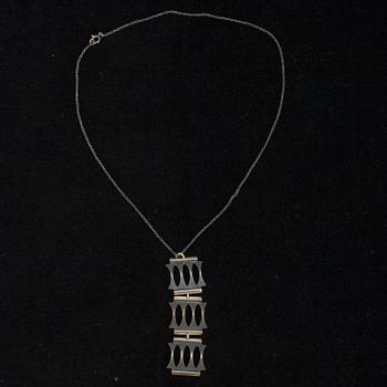 BROSCH, HÄNGE, HALSSMYCKE samt RINGAR, 3 st., silver. Tot. vikt ca 45 g.