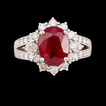 RING, 10 k vitguld, rubin 3.15 ct, briljantslipade diamanter tot 0.70 ct.