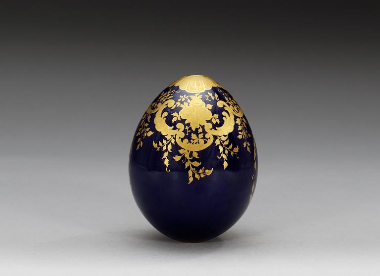 A Russian easter egg, Imperial Porcelain manufactory, St Petersburg, 19th Century.