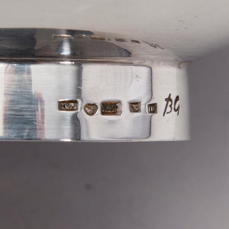 BERTEL GARDBERG, KASTIKEKULHO KAUHALLA. Sign. BG. Hopeaa 916, tiikkiä. Hopeatehdas Oy, Helsinki 1962 ja -57.