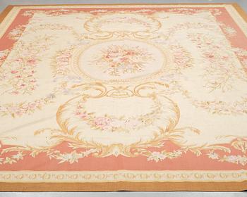 A CARPET, old, possibly Aubusson, tapestry weave, ca 490,5 x 332 cm.