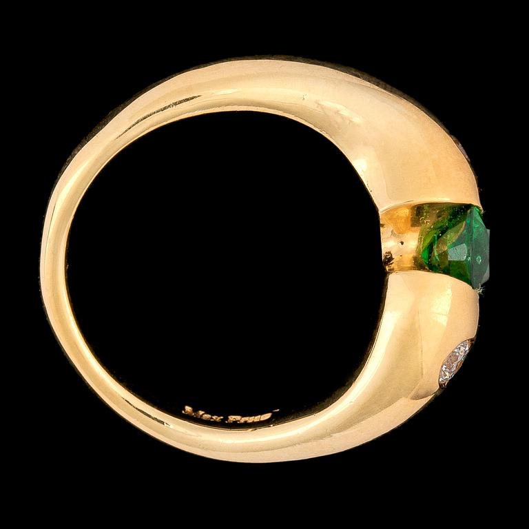 RING, tsavorit 1 ct, med briljantslipade diamanter, tot. 0.20 ct.