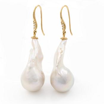 Earrings in 18K gold with cultured baroque freshwater pearls and brilliant-cut diamonds.