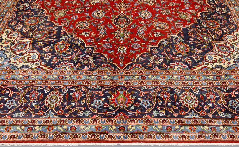 A carpet, Kashan, ca 440 x 297 cm.
