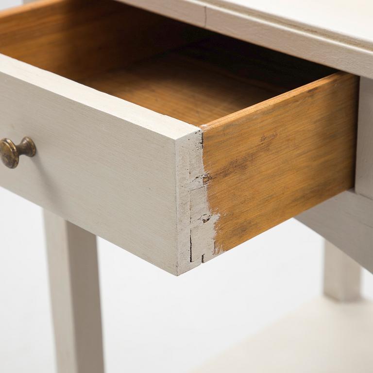 A pair of bedside tables, first half of the 20th Century.