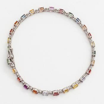 Rannekoru, 18K valkokultaa monivärisillä safiireilla ja timanteilla.