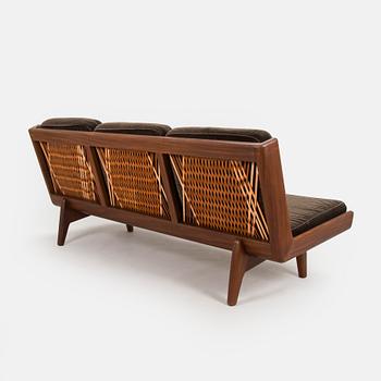 Carl Gustaf Hiort af Ornäs, sohva, "Studio", Puunveisto Oy - Träsnideri Ab 1900-luvun puoliväli.