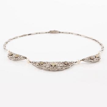 Necklace of platinum with diamonds and pearls.