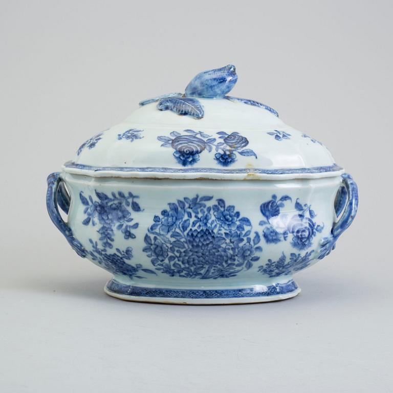 A blue and white export porcelain tureen with cover, Qing dynasty, Qianlong (1736-95).