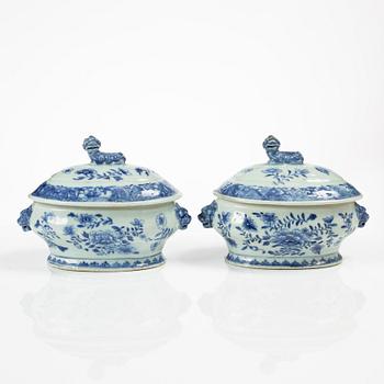 Terriner med lock, ett par, kompaniporslin, Qingdynastin, Qianlong (1736-95).