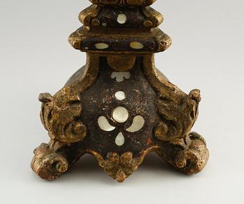 GOLVLJUSSTAKE, skuret trä, 1600/1700-tal.