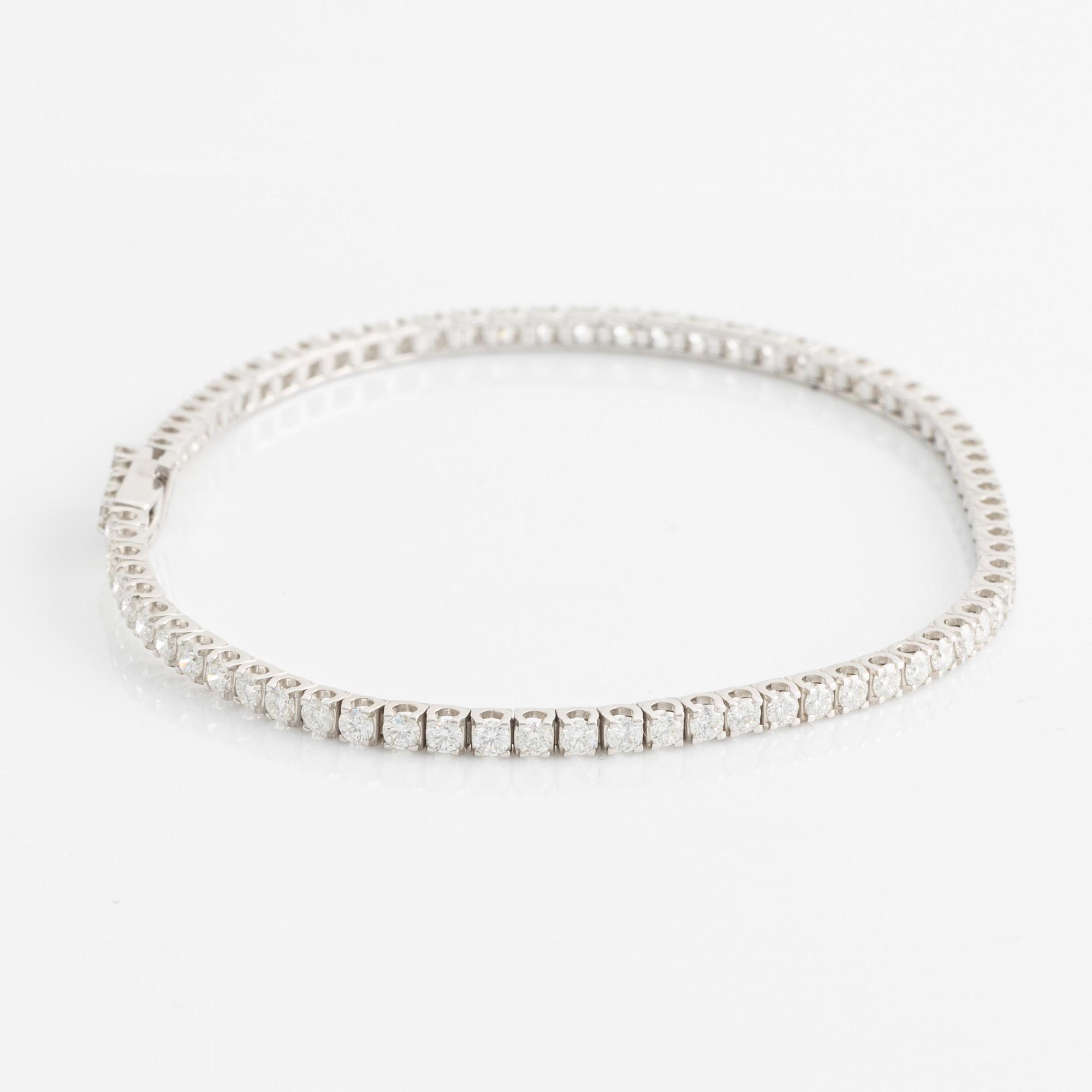 Tennis bracelet with brilliant-cut diamonds.