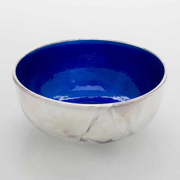 A. Tillander, skål, sterlingsilver och emalj, Åbo 2005.