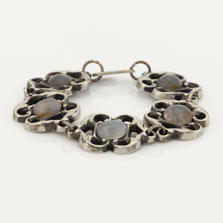 Armband, tenn med månstenar.