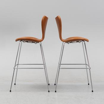 Arne Jacobsen, barstolar, ett par, höga "Sjuan", Fritz Hansen, 2000-tal.