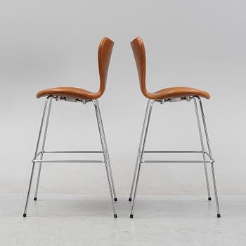 Arne Jacobsen, barstolar, ett par, höga "Sjuan", Fritz Hansen, 2000-tal.