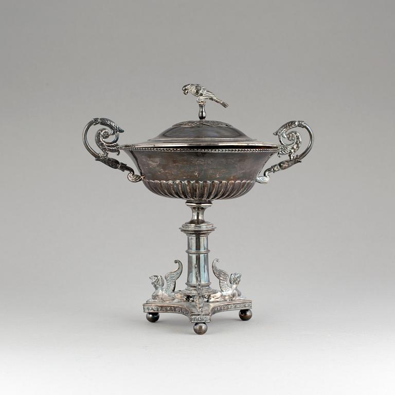 SOCKERSKÅL PÅ FOT, silver, otydliga stämplar, sannolikt Jakob S Lundberg, Stockholm, empire, 1827. Vikt ca 813 gram.