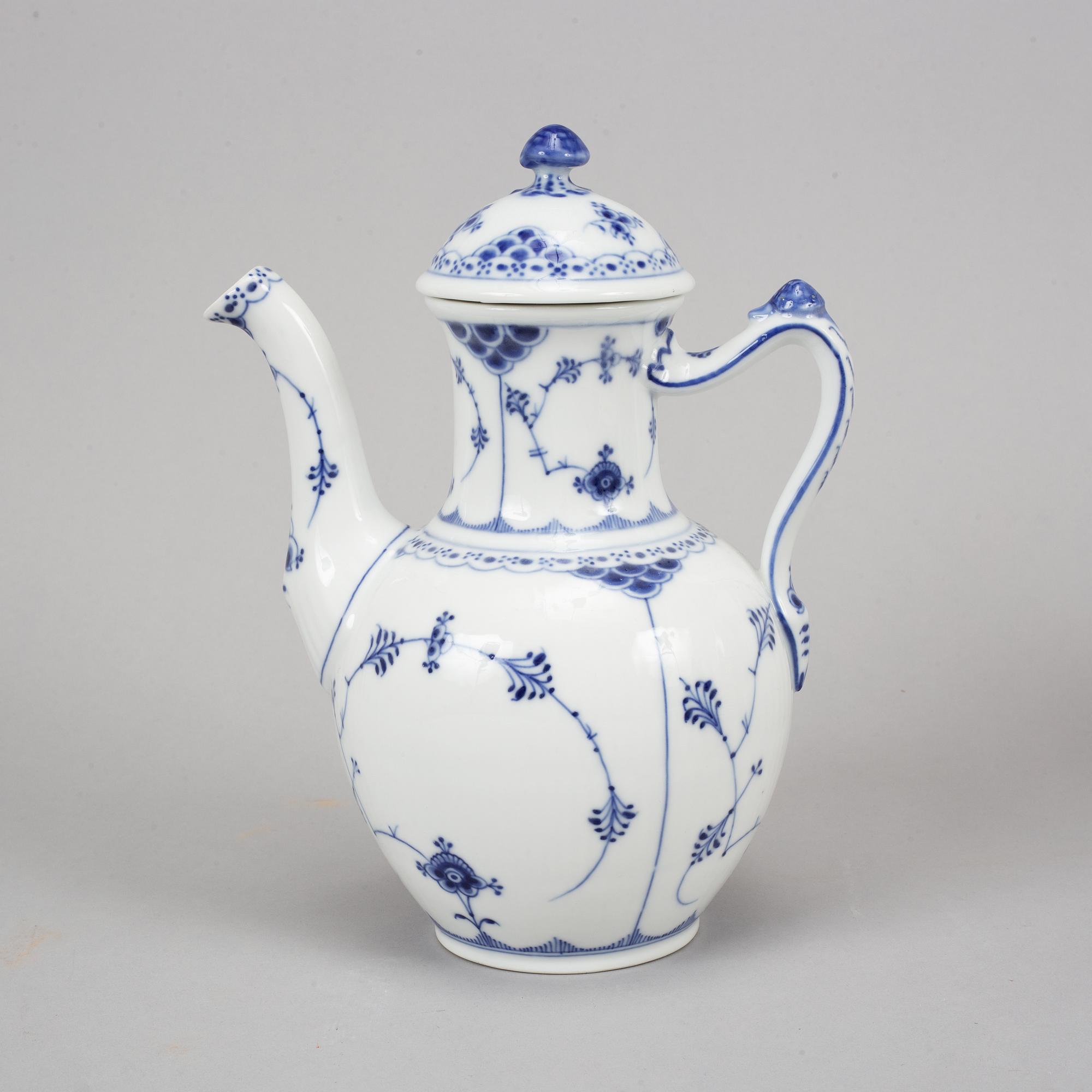 Royal Copenhagen, servis, porslin, "Musselmalet", 37 delar, Danmark.