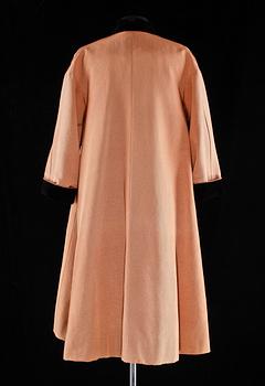 A 1960s beige silk coat by Märthaskolan.