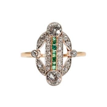 RING, 14K guld. Antikslipade diamanter ca 1.75 ct, smaragder. Storlek 17,5. Vikt 3.8 g.