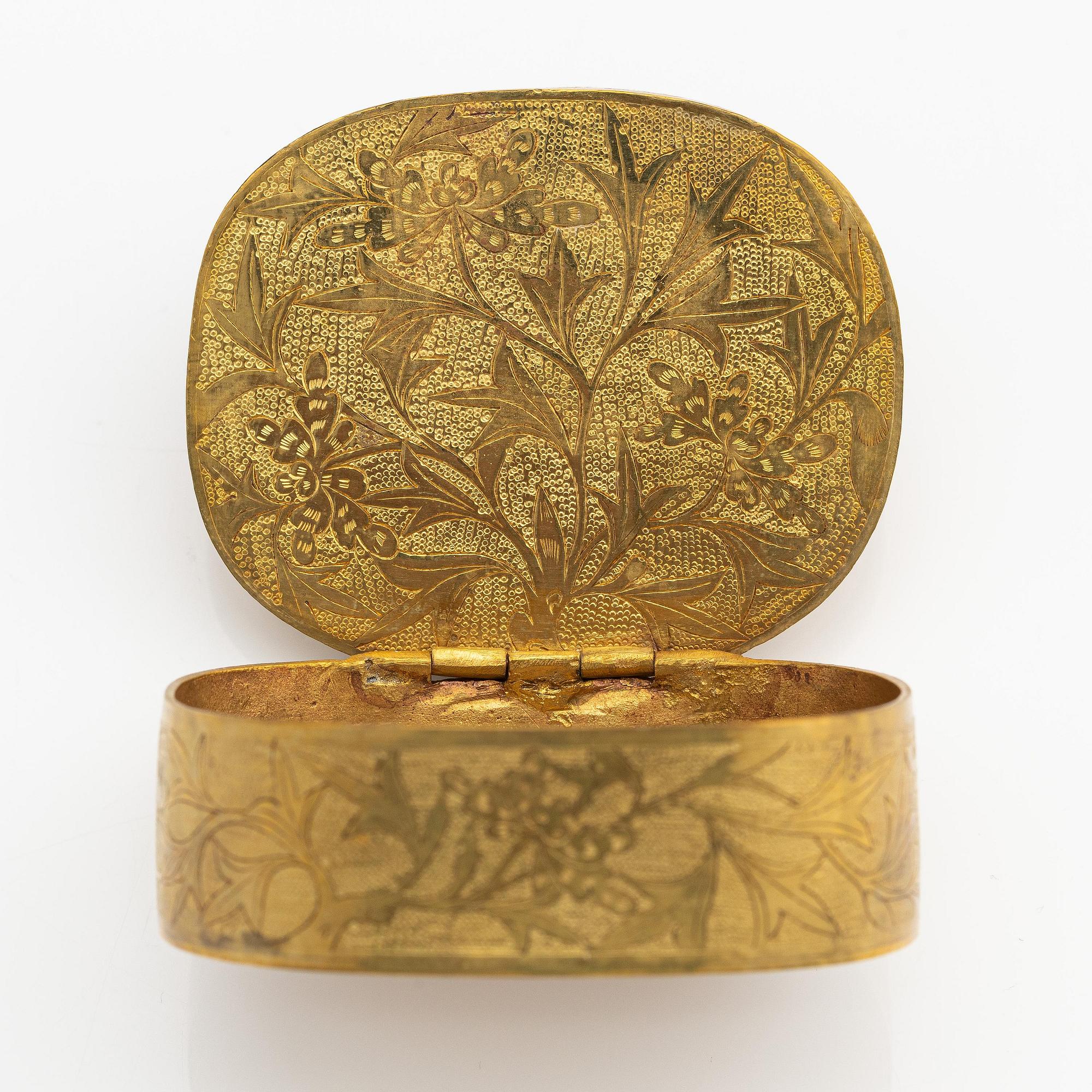 A gilded box with an 'endless knot' inlay, Qing dynasty, 19th century.
