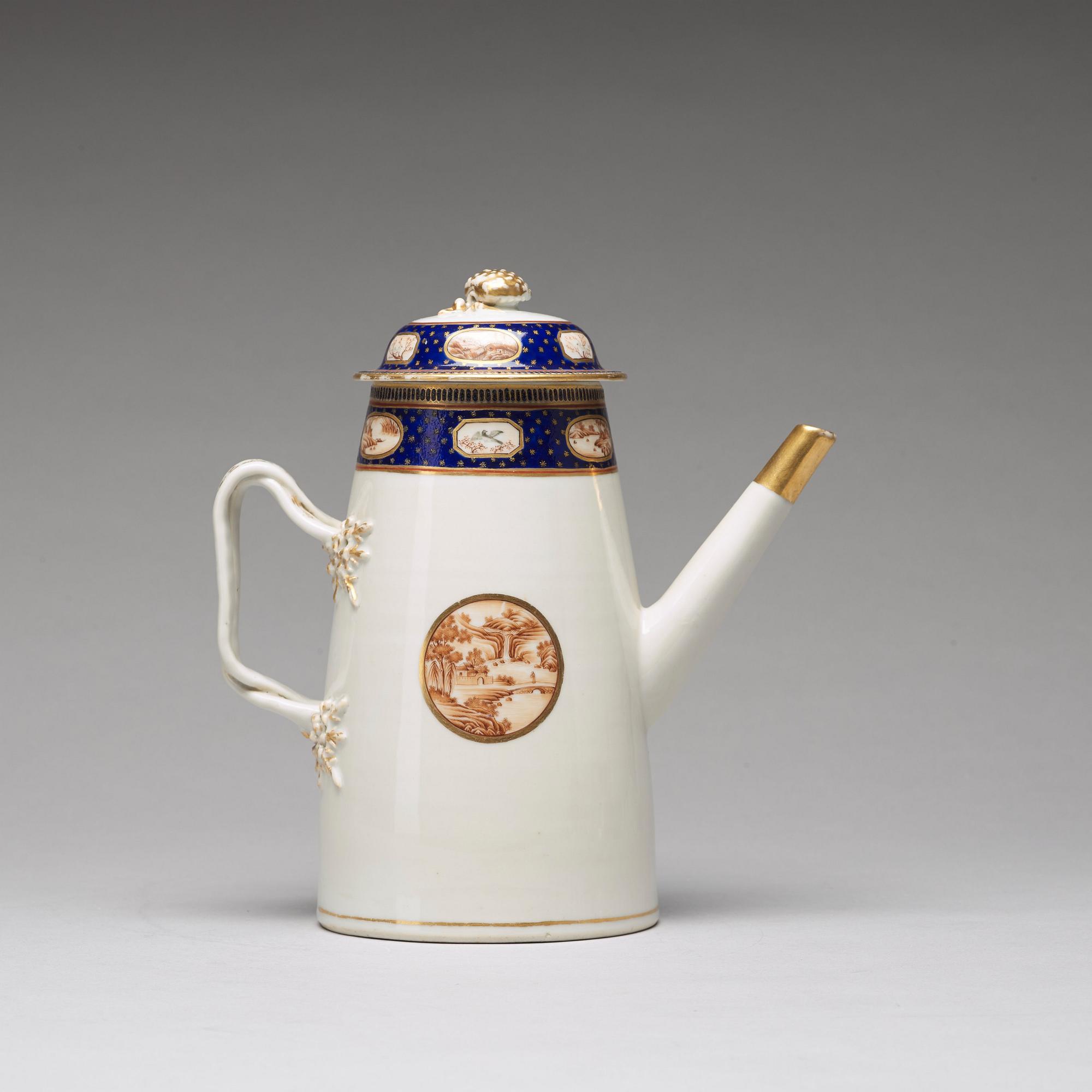 KAFFEKANNA med LOCK samt tre KOPPAR med fyra FAT, kompaniporslin. Qingdynastin, Jiaqing (1796-1820).