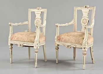 KARMSTOLAR, ett par snarlika, provinsarbeten, 1800-talets första hälft.