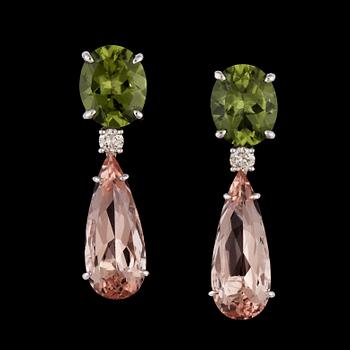 1370. ÖRHÄNGEN, peridoter, 6.31 ct, droppslipade morganiter, tot. 9.85 ct samt briljantslipade diamanter, tot. 0.31 ct.