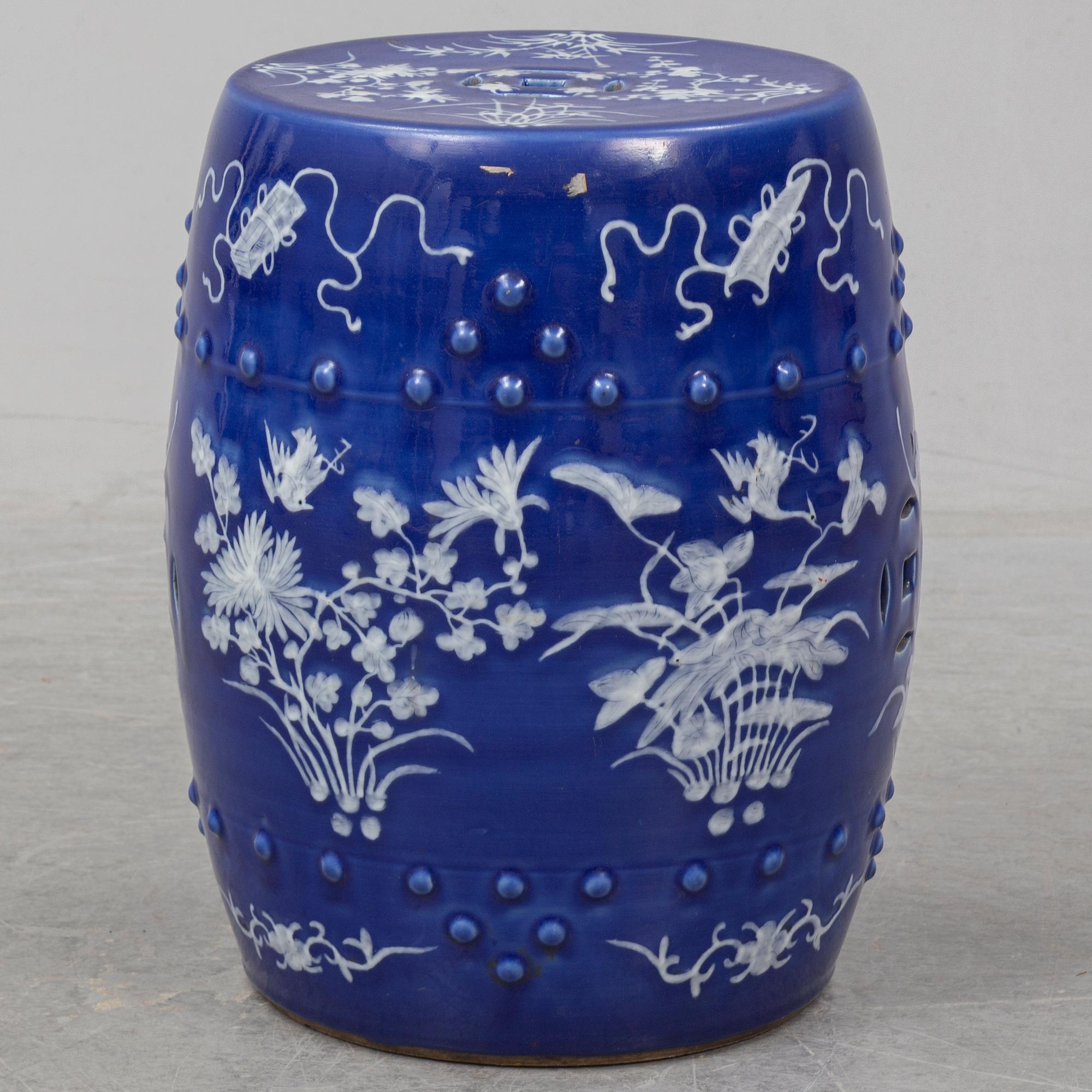 A blue and white garden seat, Qing dynasty, late 19th century.