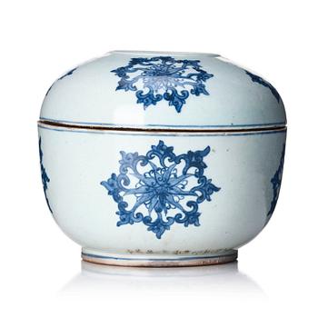 1147. A large blue and white Korean box with cover, Joseon (1392-1897).