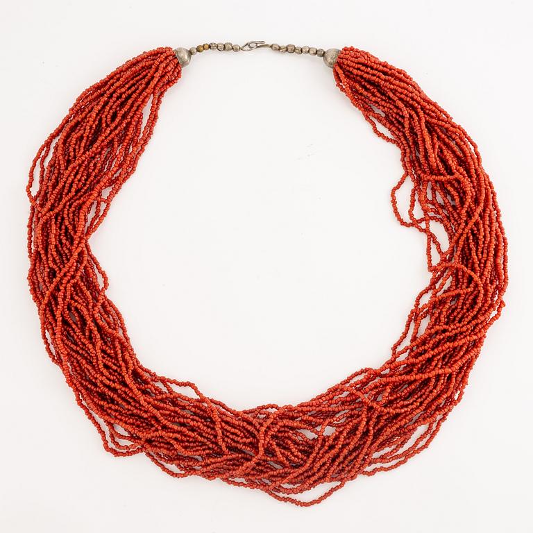 Collier, flerradigt med korall.