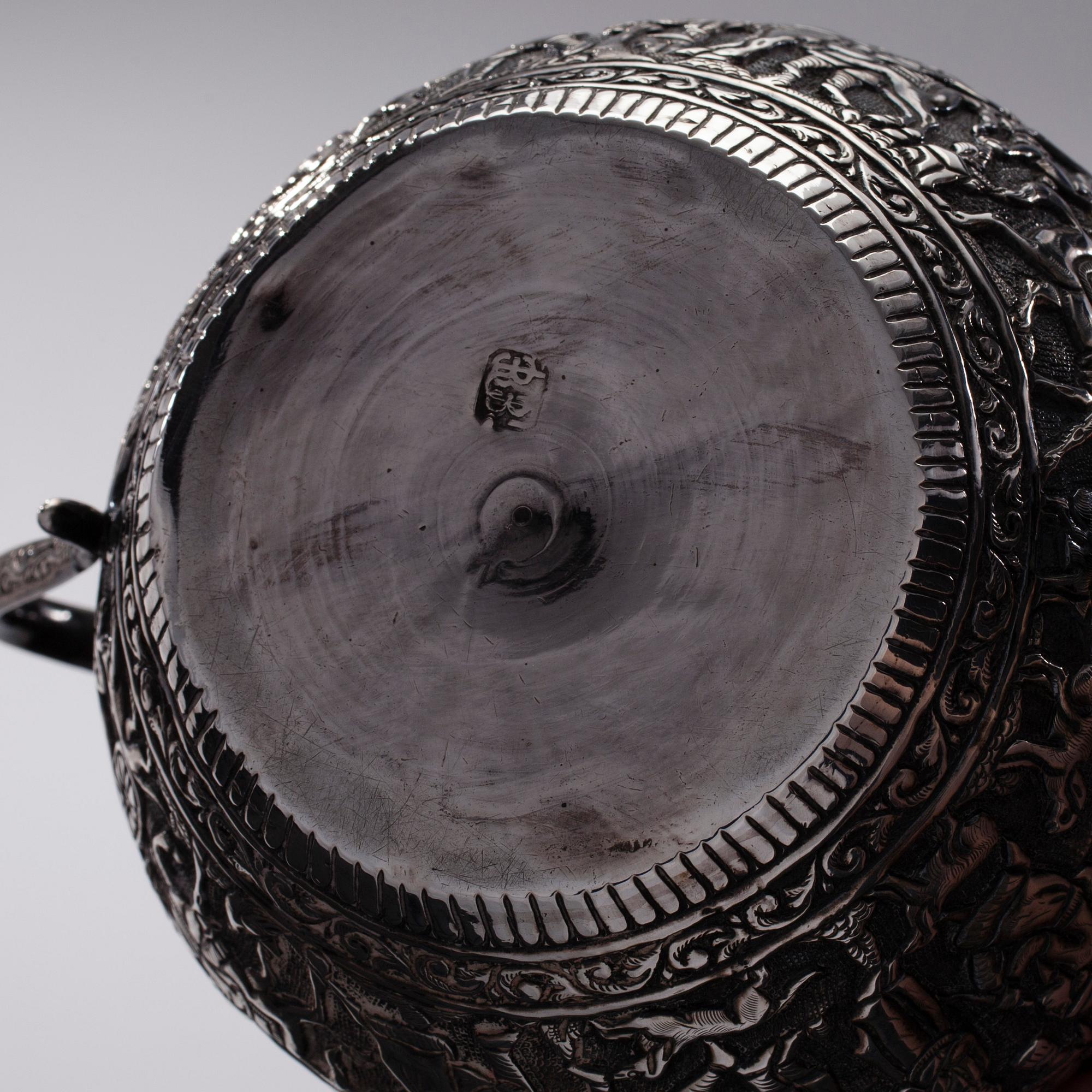 SOCKERSKÅL OCH MJÖLKKANNA, silver, Mellanöstern, 1900-talets senare hälft. Totalvikt 477 g.