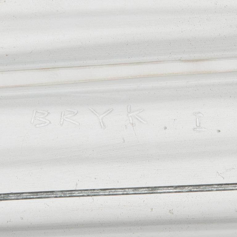 Rut Bryk, reliefi, signeerattu BRYK.