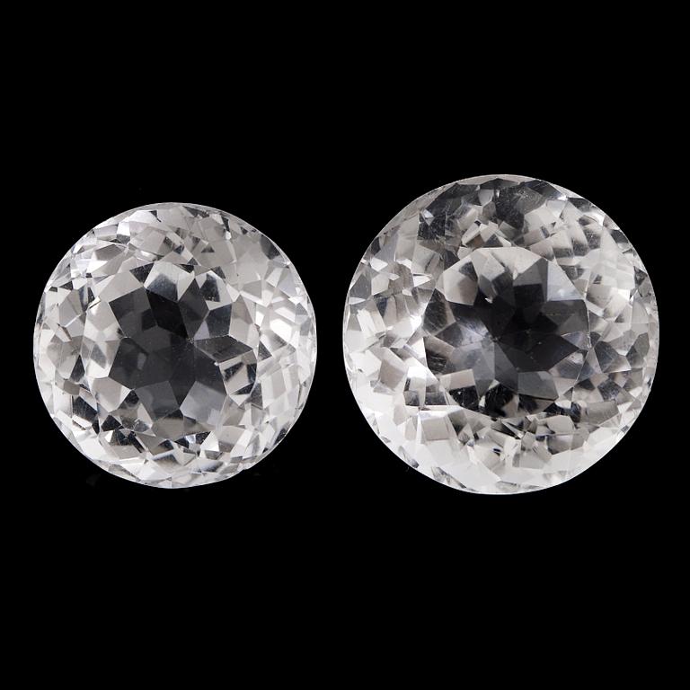 TVÅ LÖSA FASETTSLIPADE TOPASER.