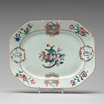 731. An armorial serving dish, Qing dynasty, Qianlong (1736-95).