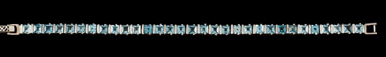 ARMBAND, silver samt 31 prinsesslipade topaser. Vikt ca 18,9 gram.
