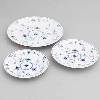 A 81 piece dinner service, "Musselmalet", Bing & Grøndahl.